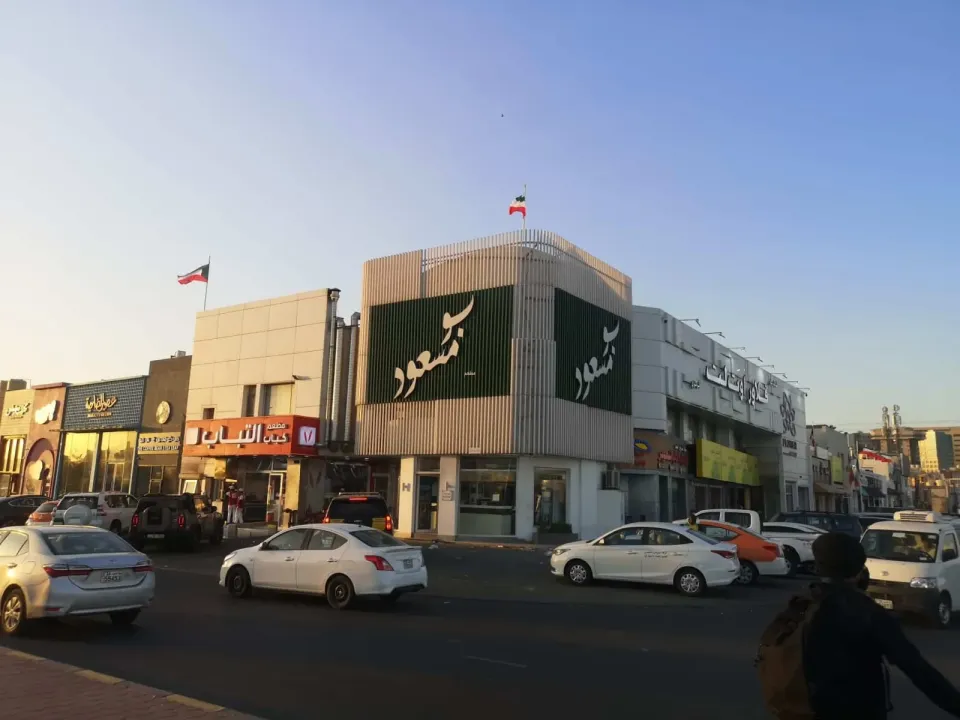 محلات للايجار داخلية وخارجية بمجمع تجاري موقع مميز مساحات مختلفة